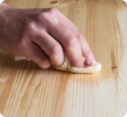 Покрытие маслом полка и решетки под ноги для одноместной сауны